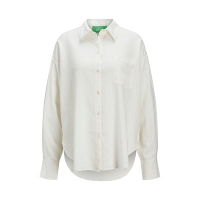 Camisa branca feminina com botões e bolso