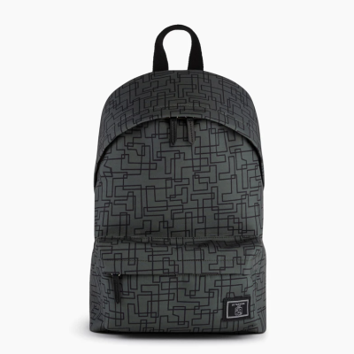 Mochila cinzenta com padrão geométrico preto e bolso frontal