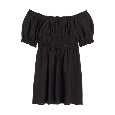 Vestido preto ombro a ombro com mangas bufantes e franzidos