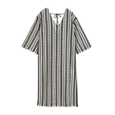 Vestido preto e branco com padrão listrado geométrico e laço no decote