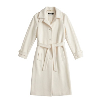 Casaco comprido branco com cinto e botões