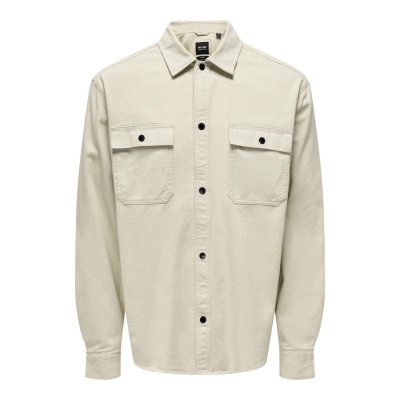 Camisa bege clara com bolsos frontais e botões pretos