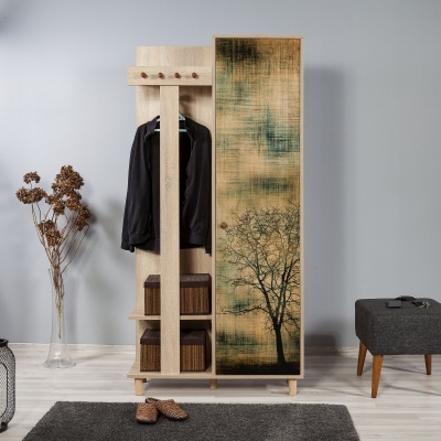 Móvel de entrada em madeira clara com porta decorada com árvore e caixa castanha em ambiente moderno.