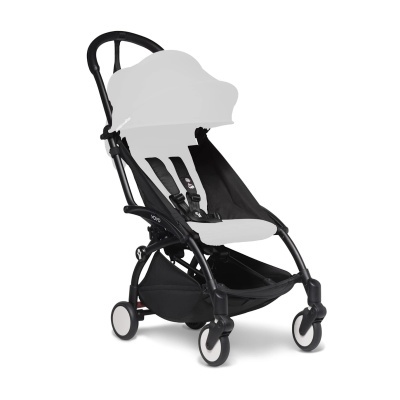 Carrinho de bebé preto e cinza com rodas pequenas e cinto de segurança.