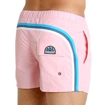 Calções de banho cor-de-rosa com faixa curvada azul, azul clara e branca, bolso com aba e etiqueta SUNDEK