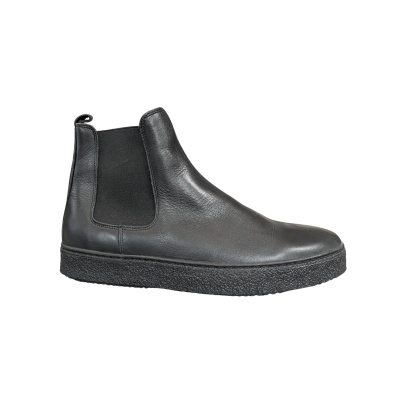 Bota Chelsea preta em pele com sola preta texturada