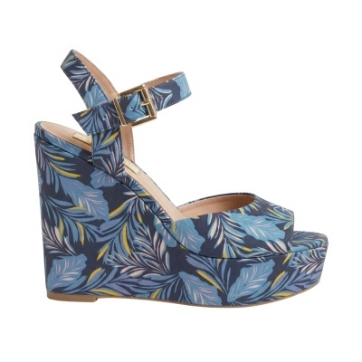 Sandália de cunha azul com padrão floral e fivela dourada