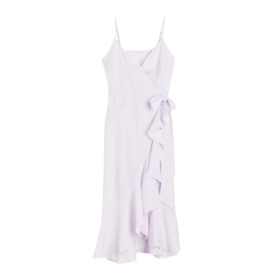 Vestido lilás claro com alças finas, laço e folhos