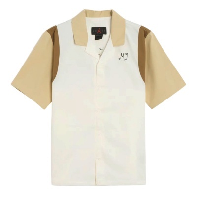 Camisa creme e bege Jordan com bordado MJ no peito.