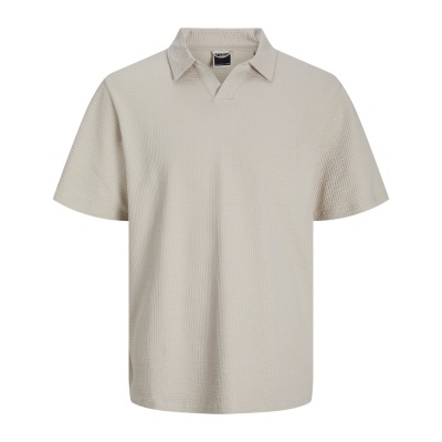 Polo bege claro de manga curta com textura quadriculada e gola aberta