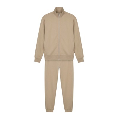 Conjunto de fato de treino bege com casaco e calças compridas isolado em fundo branco