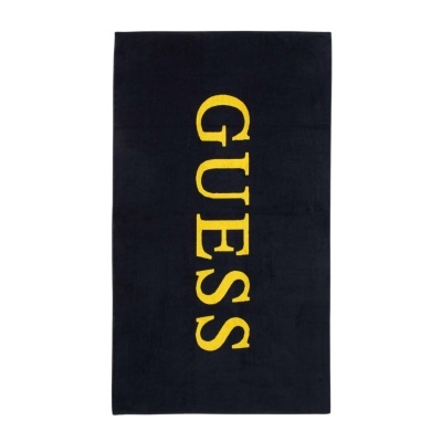 Toalha preta com letras amarelas GUESS no centro