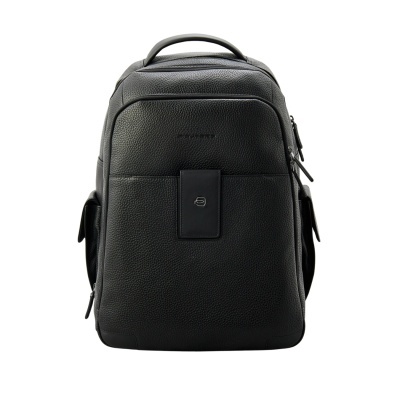 Mochila preta de couro com vários bolsos e fechos