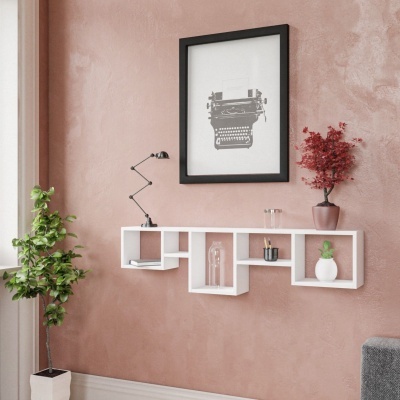 Estante de parede branca com objetos decorativos e planta em ambiente de interior com parede rosa.