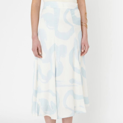 Saia midi branca com padrão azul claro abstrato e corte evasê