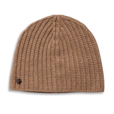 Gorro de malha castanho com padrão canelado e etiqueta metálica preta