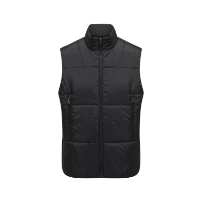 Colete masculino preto acolchoado com fecho e bolsos, fundo branco