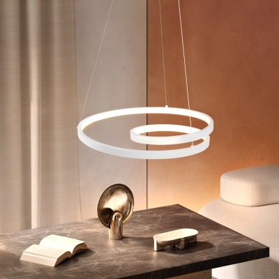 Candeeiro de teto moderno suspenso com anéis LED brancos e mesa com objetos decorativos