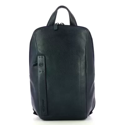 Mochila preta em pele granulada com fecho zip e alça de mão