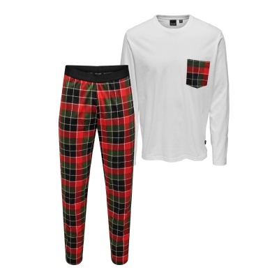 Pijama com t-shirt branca e calças xadrez vermelha, verde e preta