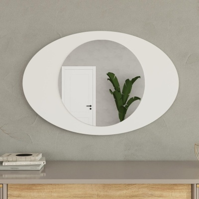 Espelho de parede oval branco refletindo porta e planta