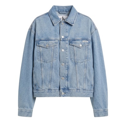 Casaco de ganga azul claro com botões prateados e bolsos no peito