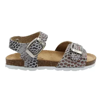 Sandália infantil com padrão de manchas cinzentas e castanhas com duas fivelas prateadas