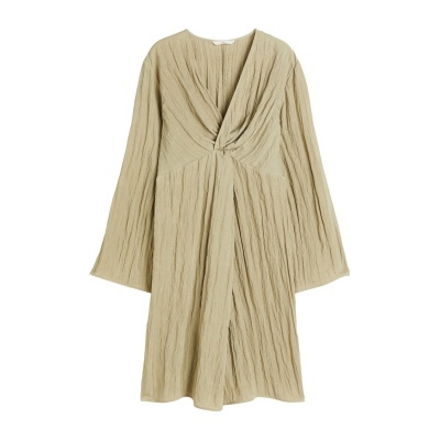Vestido bege claro com textura vincada e mangas compridas