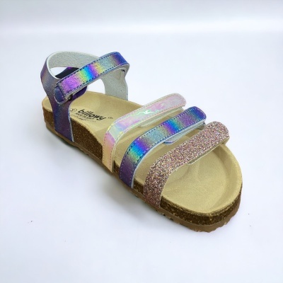 Sandália infantil colorida com quatro tiras brilhantes e sola castanha