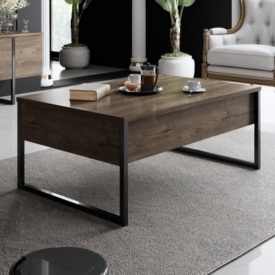 Mesa de centro quadrada em madeira escura e metal preto com suporte de café e livro