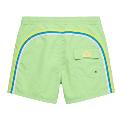 Calções de banho verdes com riscas coloridas e bolso traseiro com etiqueta SUNDEK
