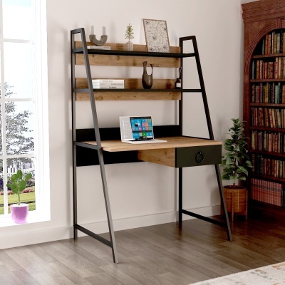 Secretária moderna com estrutura metálica preta e madeira clara, laptop e decoração, em ambiente interior com estante de livros