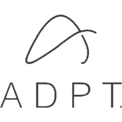 Logótipo minimalista preto e branco com texto ADPT.