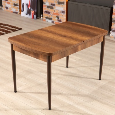 Mesa de jantar retangular em madeira castanha com pernas metálicas castanhas em ambiente interior com parede de tijolos.