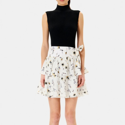 Vestido feminino preto e branco com padrão floral e detalhe de laço