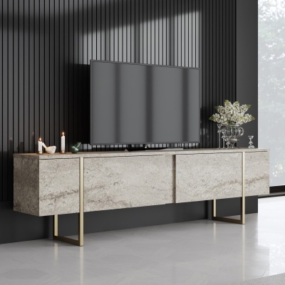 Móvel TV suspenso revestido em pedra clara com televisão e decoração sobre ele