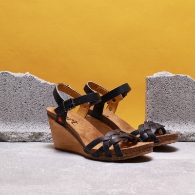 Sandálias de cunha com tiras em couro preto e solado em cortiça