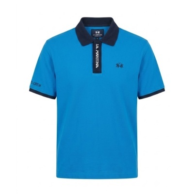 Polo azul de manga curta com gola e acabamentos pretos e texto estampado