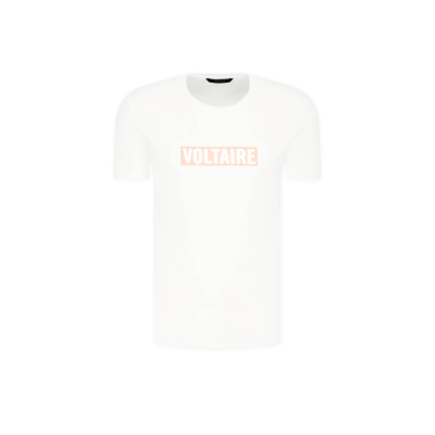 T-shirt branca com texto VOLTAIRE central em rosa claro