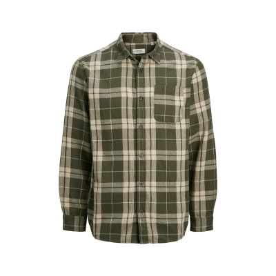 Camisa xadrez verde e bege de manga comprida com bolso frontal em fundo branco