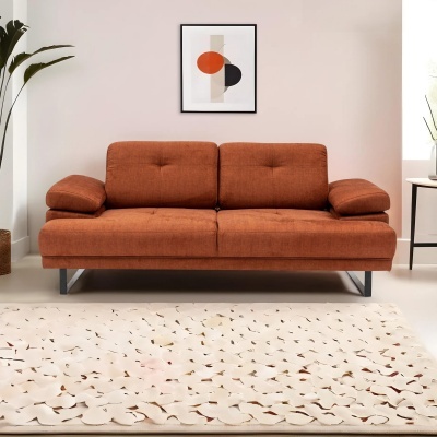 Sofá castanho alaranjado com pés metálicos num ambiente de sala clara