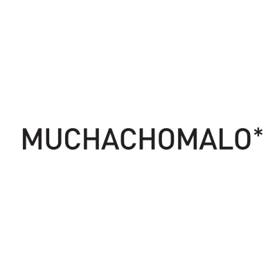 Texto MUCHACHOMALO* em preto sobre fundo branco