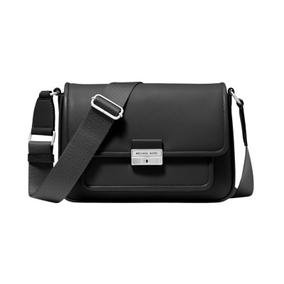 Mala de ombro preta em material liso com fecho prateado MICHAEL KORS e alça preta larga ajustável