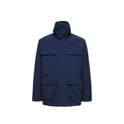 Casaco azul escuro com vários bolsos e gola alta