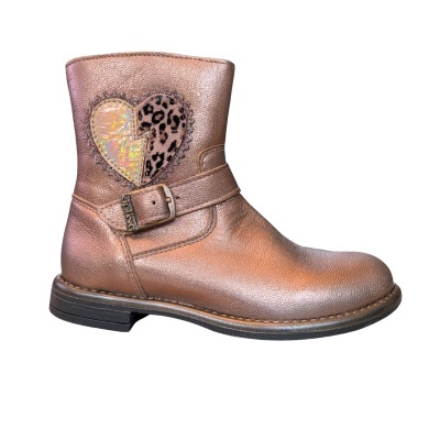 Bota de couro castanho metálico com coração decorativo e fivela