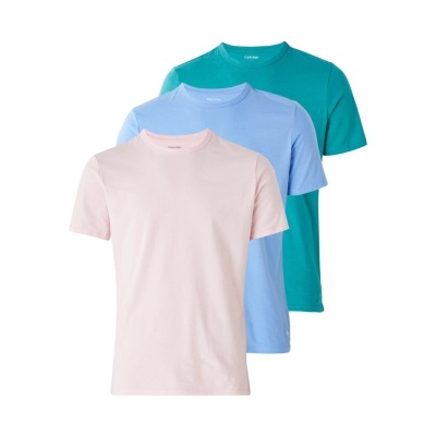 Conjunto de três t-shirts básicas Calvin Klein em rosa claro, azul claro e verde-água.