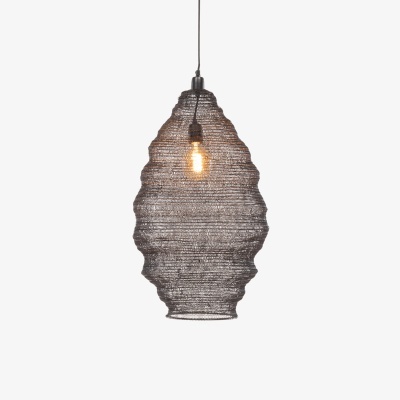 Luminária pendente oval em fios metálicos pretos com lâmpada visível