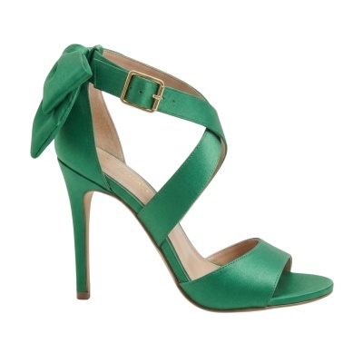 Sandália de salto alto verde com tiras cruzadas e laço