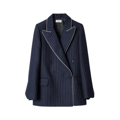 Casaco azul escuro às riscas brancas, com dupla abotoação e gola com lapela.