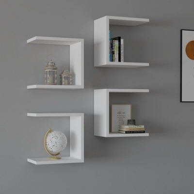 Quatro prateleiras de parede brancas em C com decoração incluindo livros, lanternas e globo